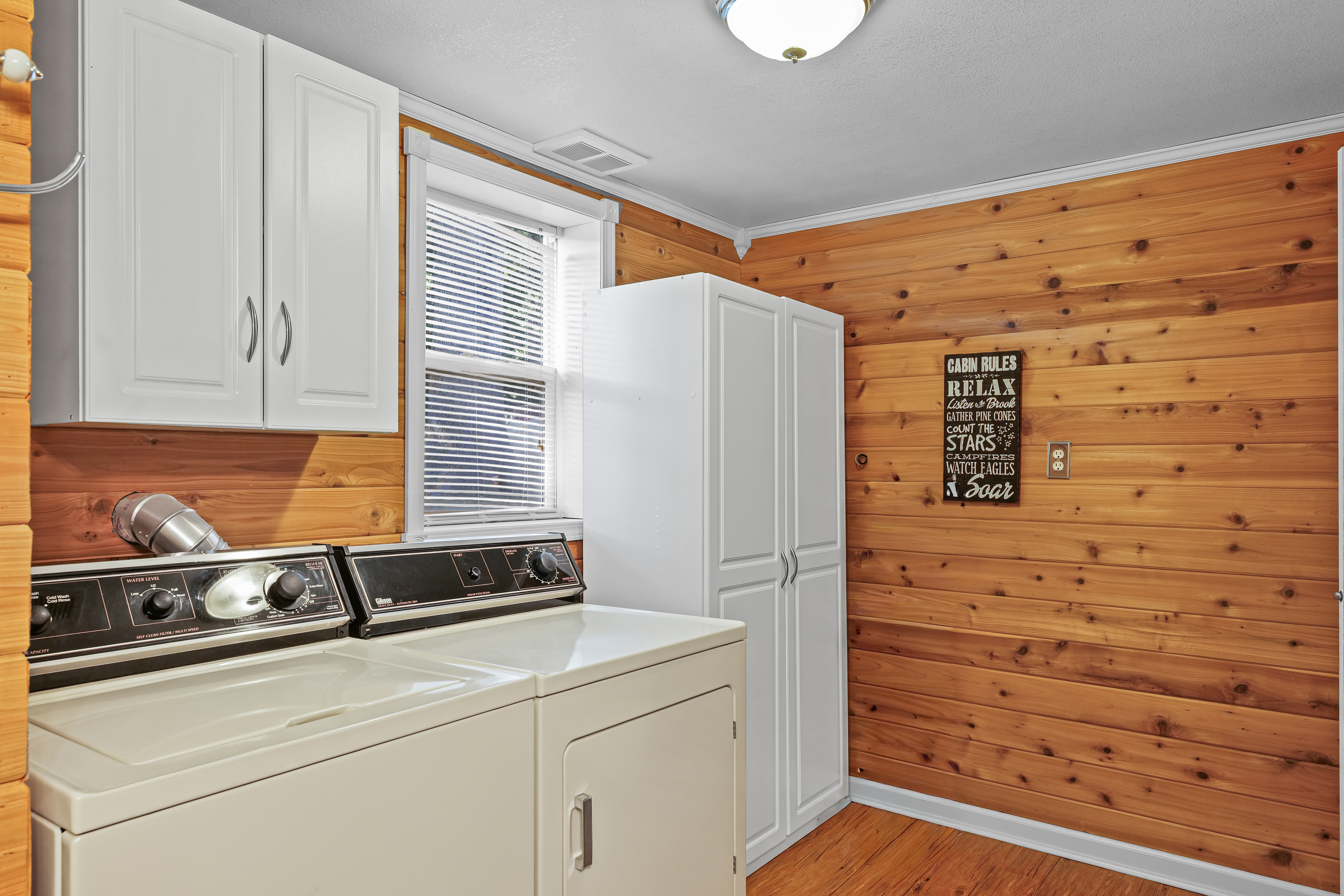 Lake Mattoon Hideaway – bathroom