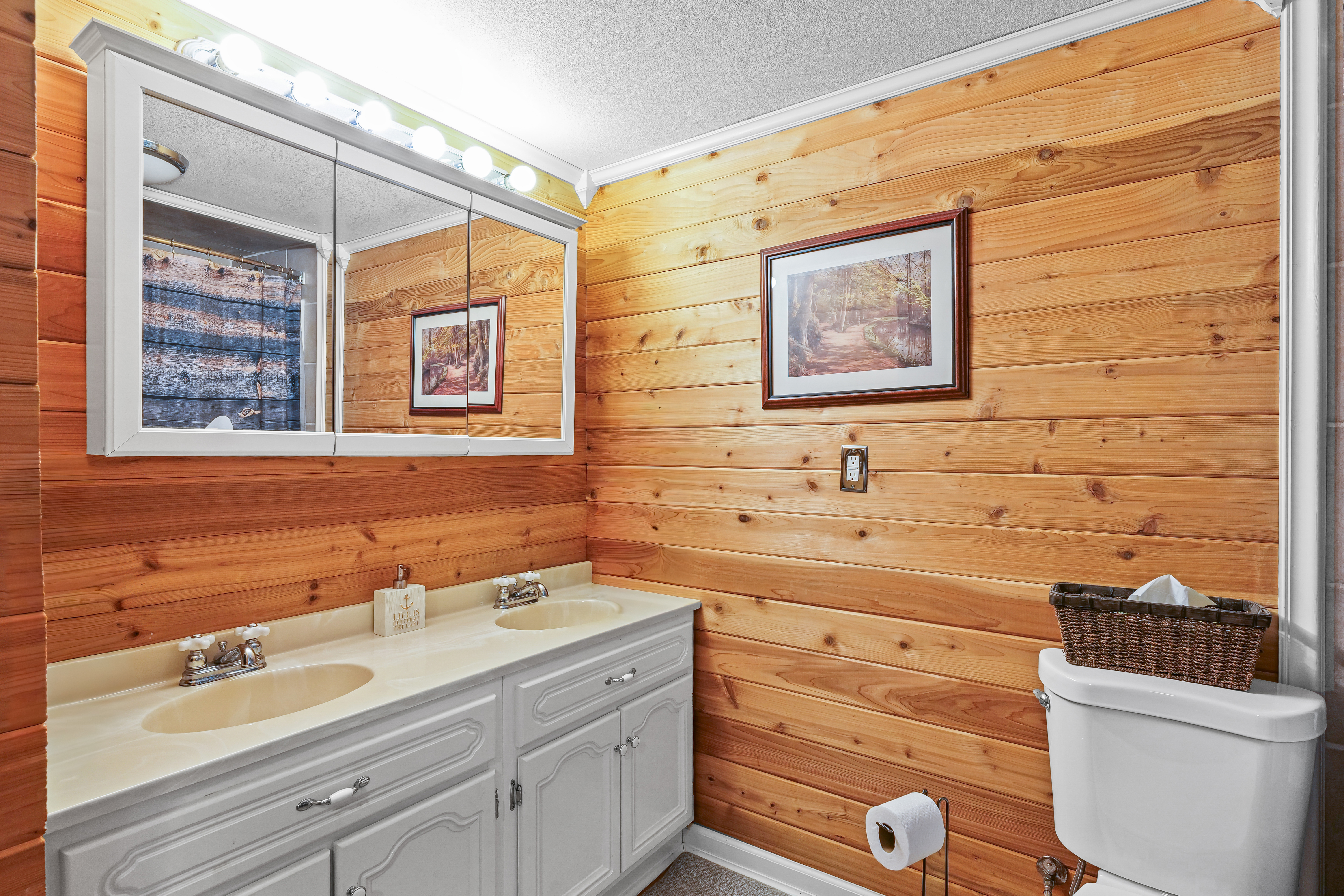 Lake Mattoon Hideaway – bathroom