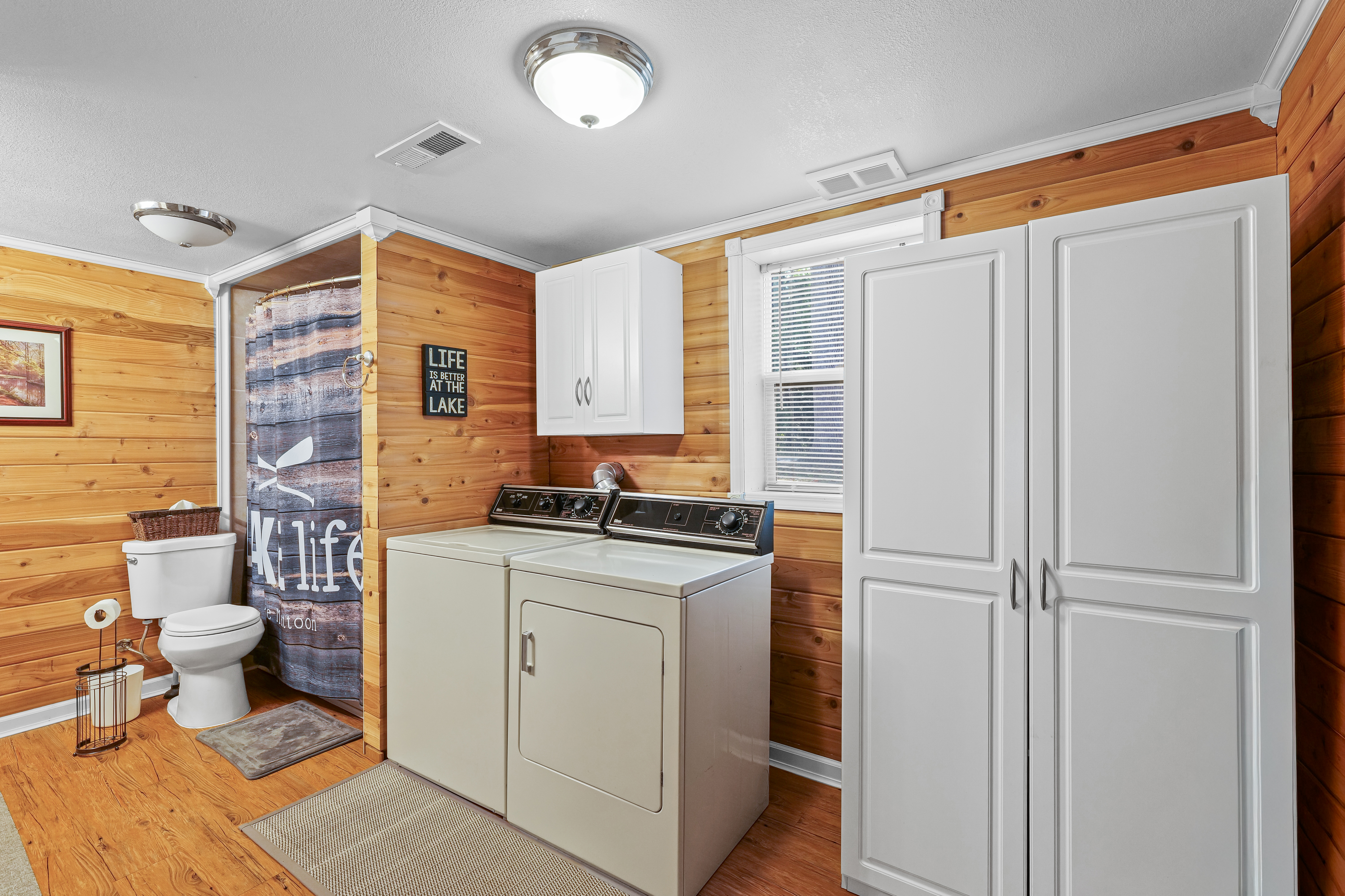 Lake Mattoon Hideaway – bathroom