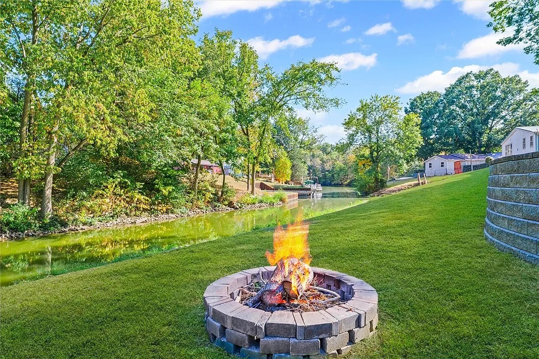 Lake Mattoon Hideaway – waterfront patio