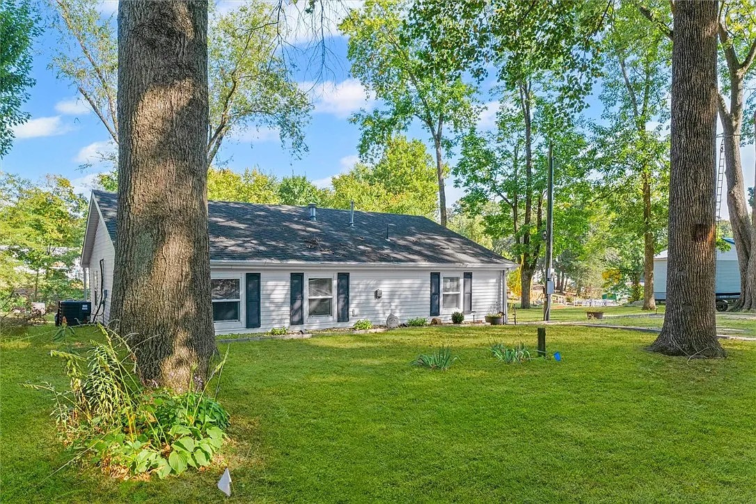 Lake Mattoon Hideaway – dock and lake access